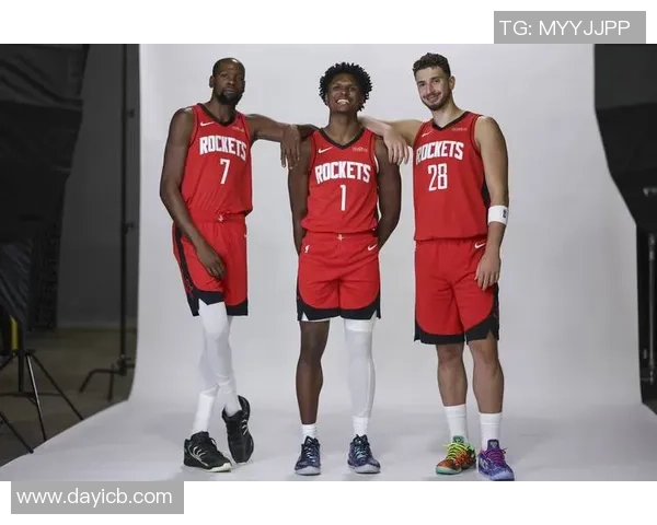 火箭新赛季集结训练乌度卡亲授战术谢泼德认真聆听杜兰特笑容满面